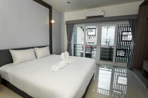 a bedroom with a bed with a white bow on it at JB Old Town Stay in Ban Lo Long