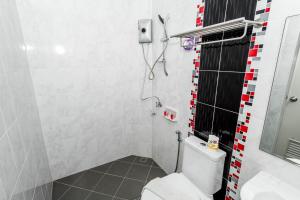 a small bathroom with a toilet and a shower at JB Old Town Stay in Ban Lo Long +63 photos