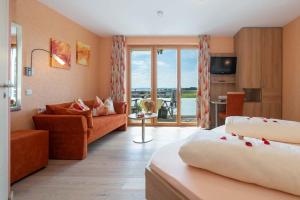 a hotel room with a bedroom with a living room at Hotel Mohren in Hagnau