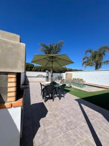 a patio with a table and an umbrella at Casa Martina in Cádiz