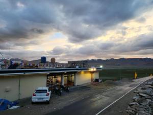 a building with a car parked next to a road at Zim Retreat Tsokar in Pongunagu +9 photos