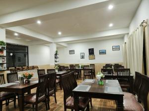 a restaurant with tables and chairs in a room at Zim Retreat Tsokar in Pongunagu