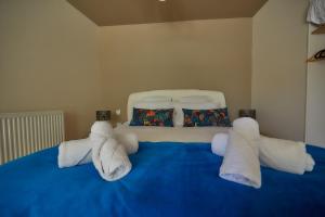 a bedroom with two white towels on a blue bed at Manoir de L'Echauguette in Laignes