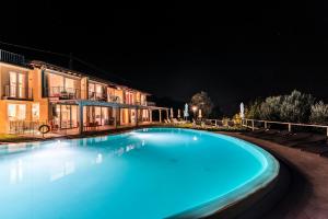The swimming pool at or close to La Chioma di Berenice Garda Residence