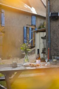 a table with two glasses and a bottle of wine at B&B D'Issy in Issy-lʼÉvêque