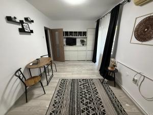 a hallway with a table and chairs in a room at Home Studio Arad in Arad