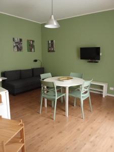 a living room with a white table and chairs at Le Stanze di Federico apartment e Costanza Luxury apartment in Palermo