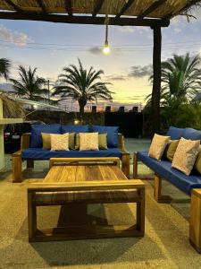 a living room with blue couches and a coffee table at Yaque Land in El Yaque