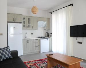 a kitchen with a refrigerator and a table in a room at Petra Evleri in Örencik