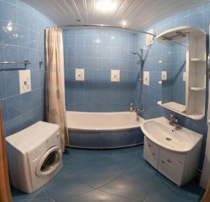Un baño de 1k Apartment on Permyakova 72