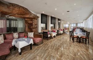 ein Restaurant mit Tischen und Stühlen und einer Steinmauer in der Unterkunft Holidays Express Hotel Cairo in Kairo
