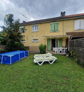 a house with a yard with two beds in it at Montignac, t2 proche Lascaux in Montignac