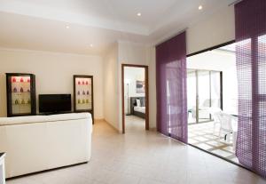 Μια τηλεόραση ή/και κέντρο ψυχαγωγίας στο Avoca Pool Villas