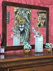 a painting of a lion on a pink wall at L'armadio di Narni -A in Narni