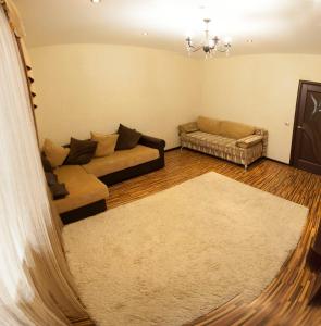 チュメニにある2-rooms Apartment on Shirotnayaのリビングルーム(ソファ2台、鏡付)