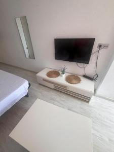 a room with a flat screen tv on a wall at Estudio playa in Bellreguart