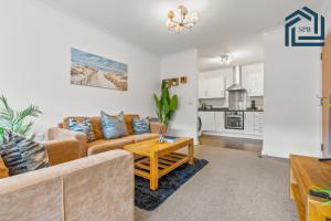 a living room with a couch and a table at Reading City Getaway Stylish Flat, Sleeps 2 in Reading +27 photos