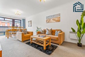 a living room with a couch and chairs and a table at Reading City Getaway Stylish Flat, Sleeps 2 in Reading