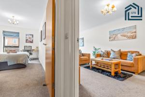 a living room with a couch and a table at Reading City Getaway Stylish Flat, Sleeps 2 in Reading