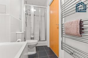 a bathroom with a toilet and a shower at Reading City Getaway Stylish Flat, Sleeps 2 in Reading