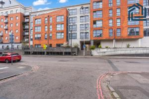 an empty street in front of a large brick building at Reading City Getaway Stylish Flat, Sleeps 2 in Reading