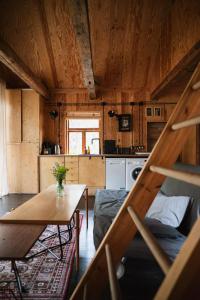 a living room with a table and a kitchen at Wdech Wydech in Chełsty