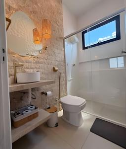 a bathroom with a toilet and a shower and a sink at Wp White House- Estilo Grego 7 min do aqualinda in Andradina +10 photos