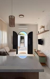 a kitchen and living room with a couch and a table at Wp White House- Estilo Grego 7 min do aqualinda in Andradina