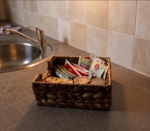 a basket sitting on a counter next to a sink at Sétány Apartman-és Vendégház in Tiszafüred +7 photos