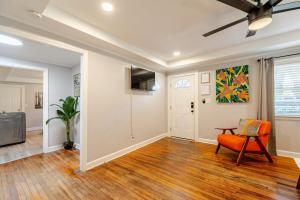 a living room with a ceiling fan and a chair at Downtown WS bungalow Close to Everything in Winston-Salem