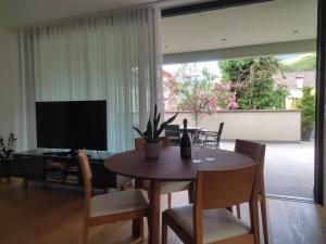 a dining room with a table and a television at Gardena Living in Ponte Gardena