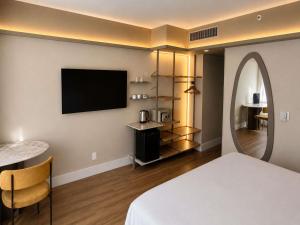 a hotel room with a bed and a flat screen tv at Mercure Sao Paulo Jardins in São Paulo +134 photos