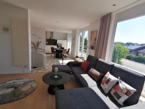ein Wohnzimmer mit Sofa und Tisch in der Unterkunft Ostalb-Spa in Leinzell + 17 Fotos