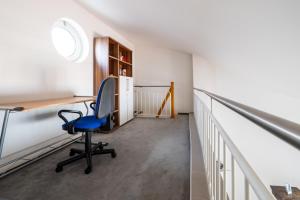 an office with a desk and a chair in a room at Exklusive Ferienwohnung am Südstrand mit Panoramabalkon & Meerblick Wohnung 92 in Wilhelmshaven