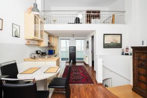 a kitchen and dining room with a table and chairs at Exklusive Ferienwohnung am Südstrand mit Panoramabalkon & Meerblick Wohnung 92 in Wilhelmshaven