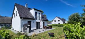 a white house with a black roof at Ferienhaus Elgin in Garz