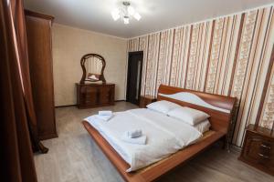 
Кровать или кровати в номере 2-rooms Apartment on Geologorazvedchikov
