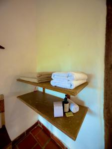 a room with two wooden shelves with towels on them at Artepolis in Barichara
