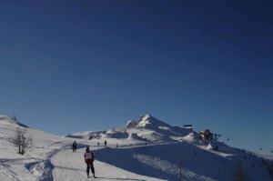 een groep mensen die skiën op een met sneeuw bedekte berg bij Bio Naturhof Ottingerhof in Bad Kleinkirchheim