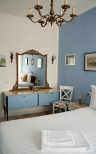 una camera da letto con un grande specchio e un letto di SanSi a Milano