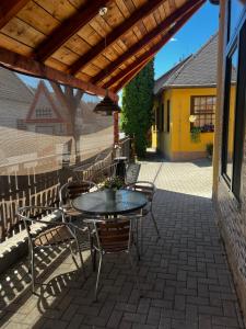 a patio with a table and chairs under a wooden pergola at UbytkoMácháč in Staré Splavy +88 photos