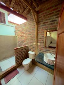 a bathroom with a toilet and a sink at Artepolis in Barichara