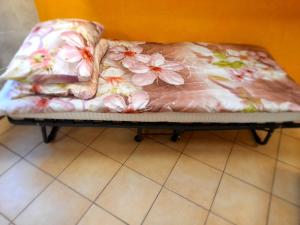 ein Bett mit einer Decke darüber in der Unterkunft Masažinis baseinas senamiestyje in Klaipėda