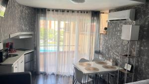 a small kitchen with a table and a window at Estudio Loft in La Pineda