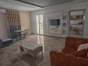 a living room with a couch and a table at Villa Nesma in Ḩammām al Ghazzāz