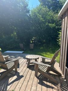 two wooden benches and a picnic table on a deck at De Rose et D'Or in La Lande-de-Goult