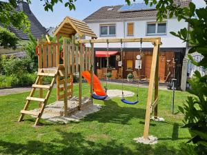 a playground in a yard with a ladder and swings at Fuchsbau Voßwinkel in Arnsberg