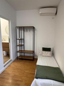 a small room with a bed and a window at Vila Happy House in Costinesti