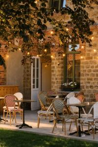 a group of chairs and a table on a patio at Le Presbytère in Ambleteuse