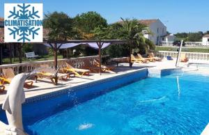 a swimming pool with chaise lounge chairs and a swimming pool at La Caleche in Bégadan +14 photos